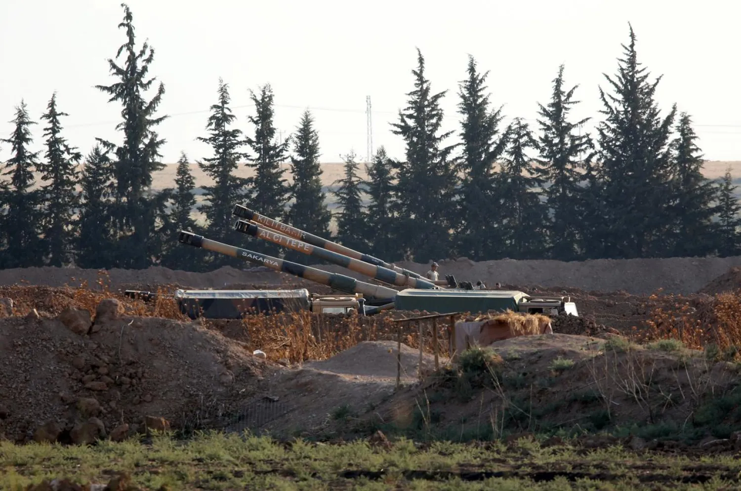 Turkish army howitzers are positioned on the Turkish-Syrian border, near the southeastern town of Akcakale in Sanliurfa province, Turkey, October 7, 2019. REUTERS/Stringer