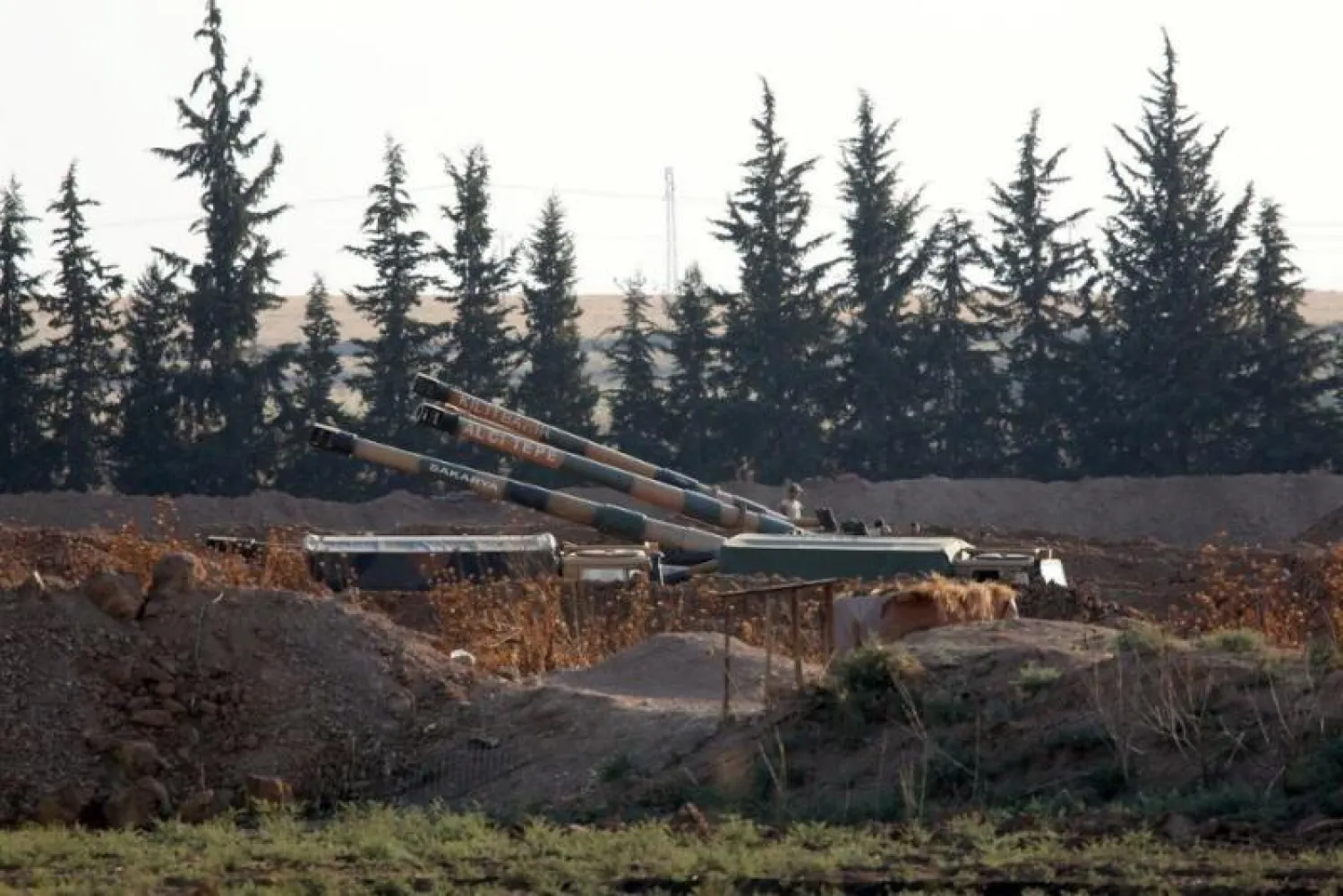 دبابات تركية قرب الحدود مع سوريا (رويترز)