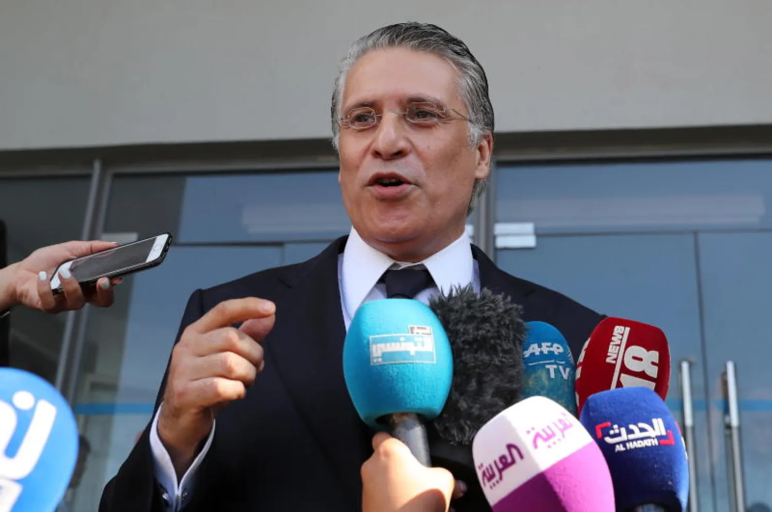 المرشح الرئاسي في تونس نبيل القروي خلال حديثه لوسائل الإعلام (إ.ب.أ)