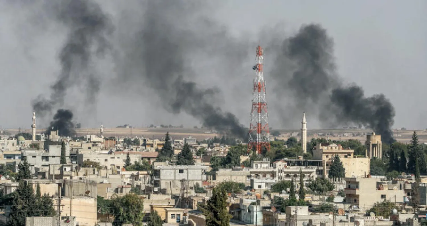 دخان يتصاعد من مدينة رأس العين بعد قصف تركي أمس (إ.ب.أ)