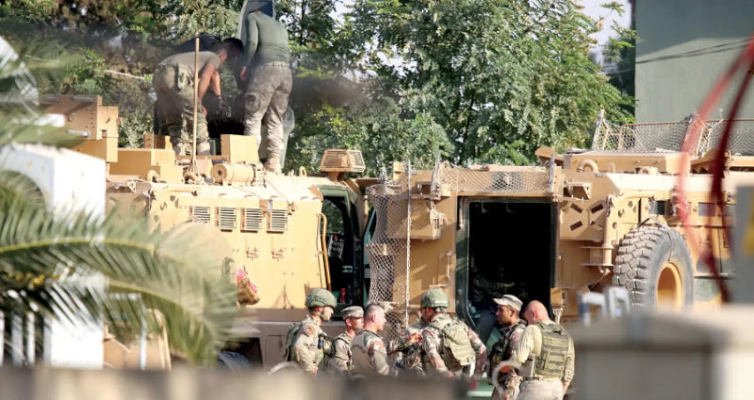 جنود وعربات للجيش التركي قرب حدود سوريا أمس. (إ ب أ)