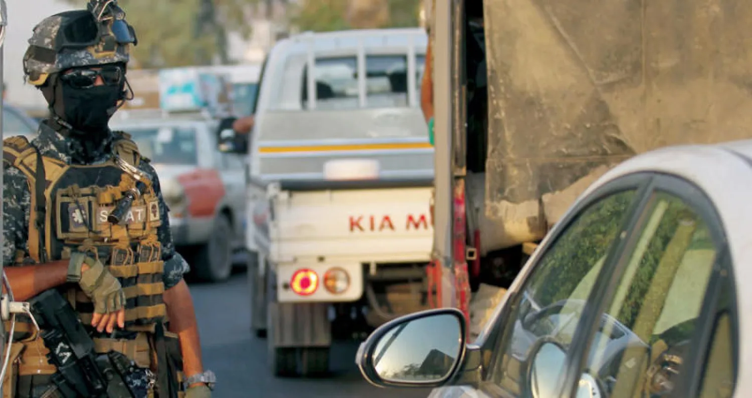 شرطي عراقي خلال دورية في بغداد أول من أمس (أ.ف.ب)