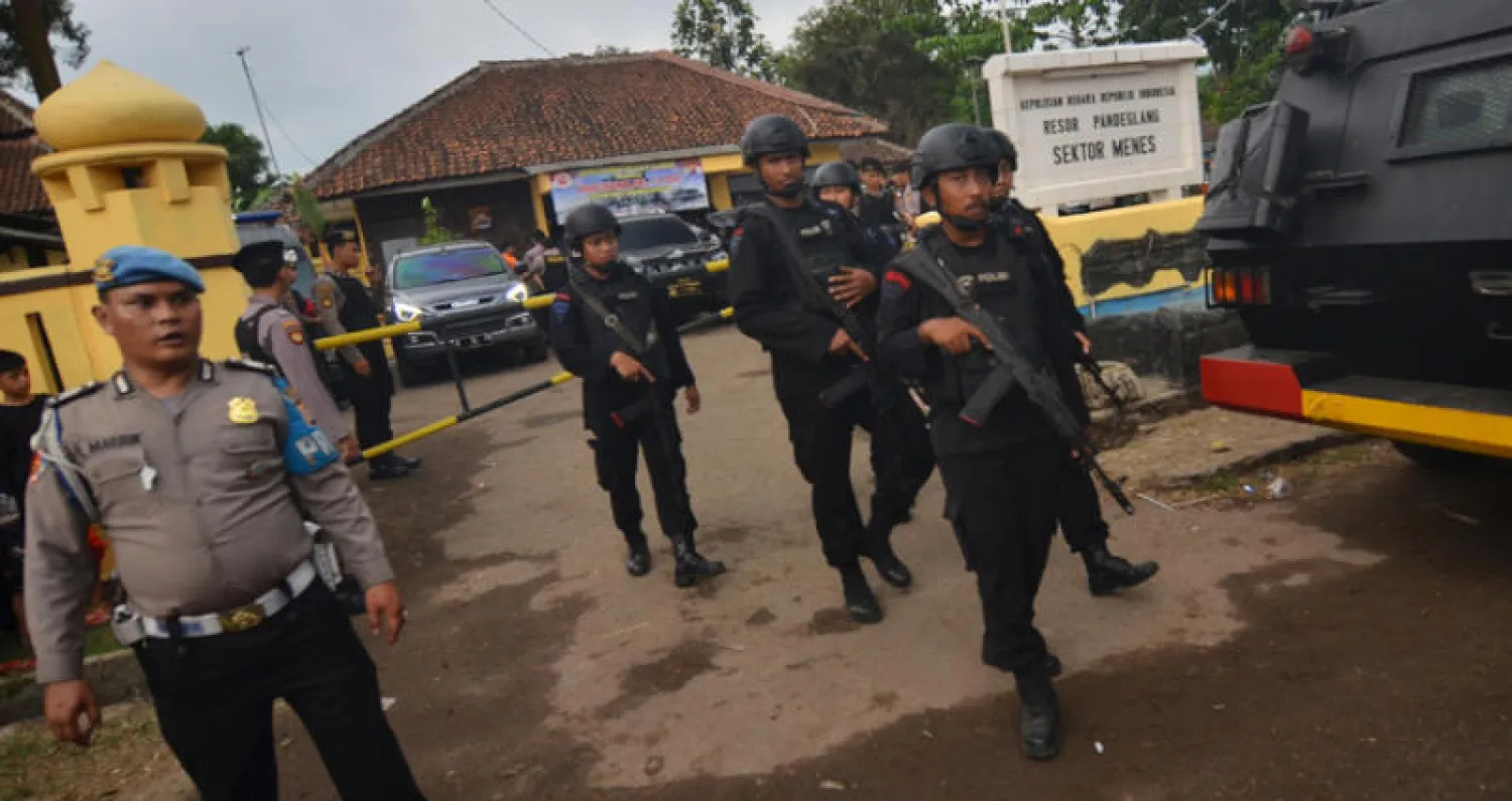 انتشار أمني عقب تعرض وزير الأمن الإندونيسي ويرانتو لجروح في عملية طعن نسبتها السلطات إلى «داعشي» في منطقة بانتن أمس (أ.ف.ب)