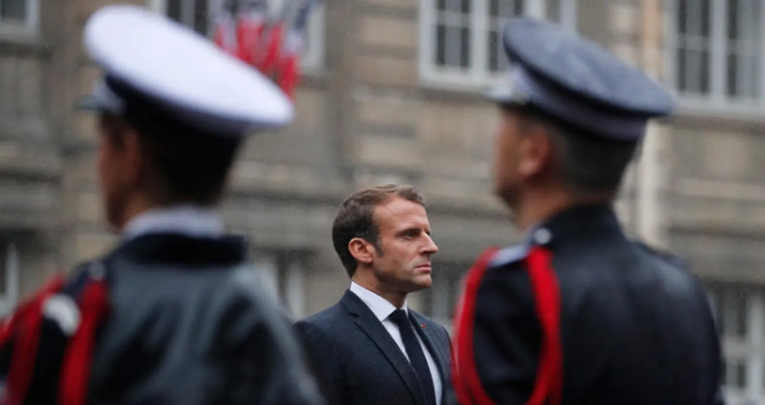 الرئيس الفرنسي ماكرون خلال تكريم الضحايا الأربعة في مراسم رسمية في مبنى شرطة العاصمة باريس يوم الثلاثاء الماضي (أ.ب)