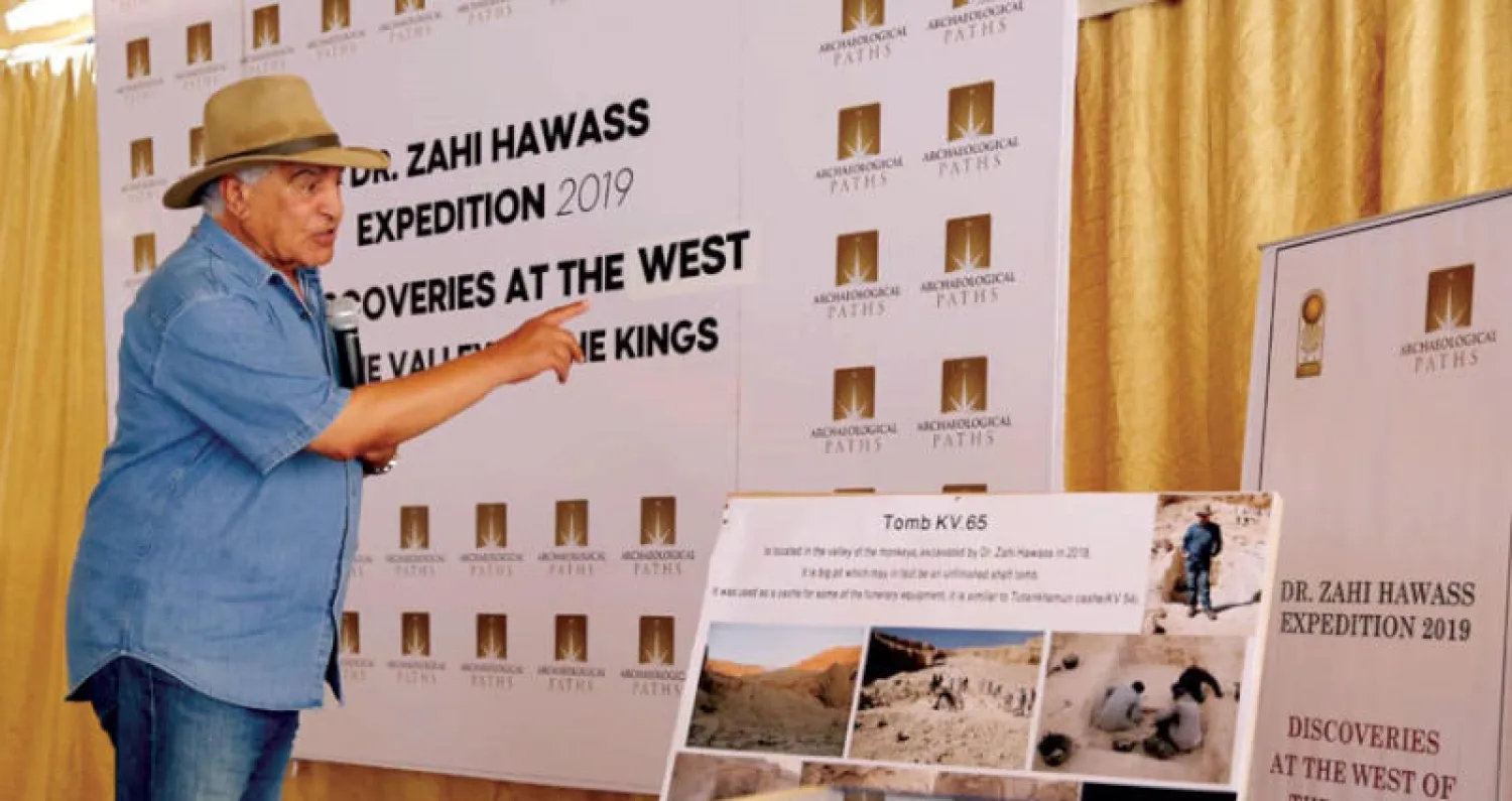 زاهي حواس خلال الإعلان عن الكشف الأثري الجديد