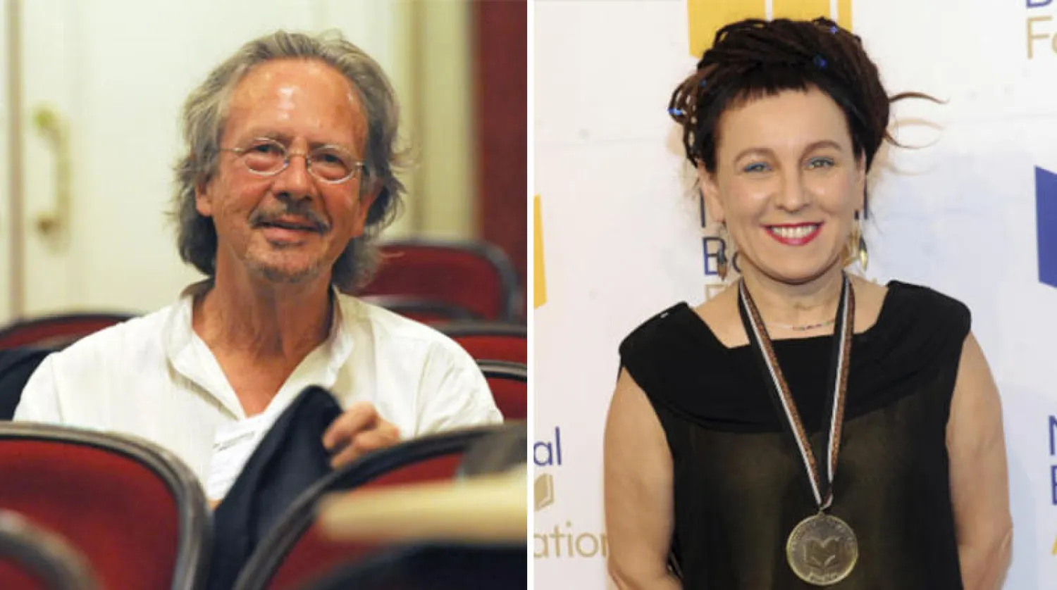 الكاتب النمساوي بيتر هاندكه والكاتبة البولندية أولغا توكارتشوك (أ.ب)