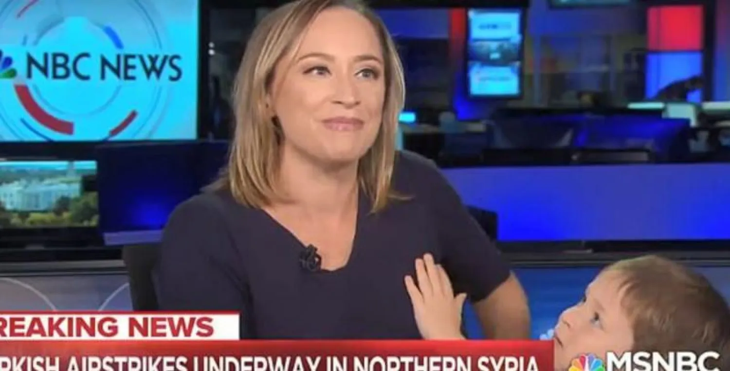 لقطة من الفيديو الذي يظهر فيه الطفل وهو يحاول احتضان أمه