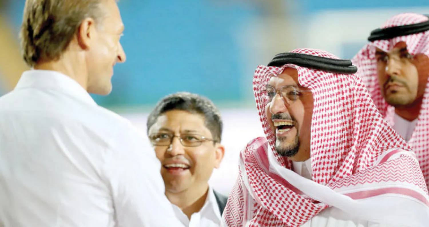 الأمير فيصل بن مشعل في حديث مع رينارد قبل المباراة (تصوير: علي الظاهري)