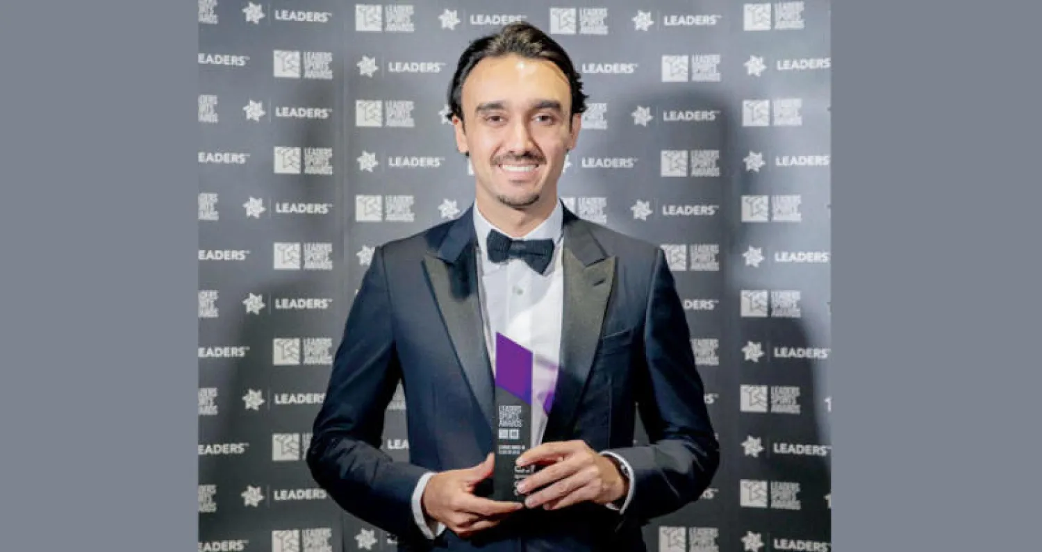 الأمير عبد العزيز الفيصل لدى تسلمه الجائزة (الشرق الأوسط)