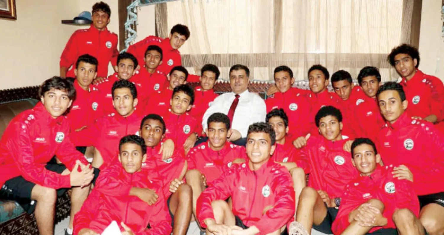 العيسى خلال استقباله لاعبي المنتخب اليمني للناشئين (الشرق الأوسط)