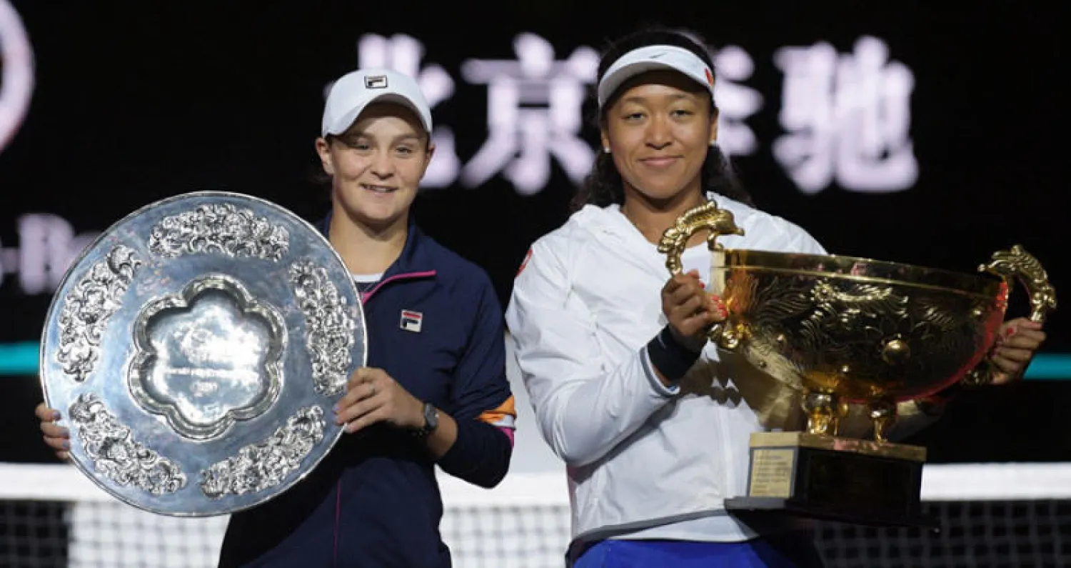 أوساكا (يمين) بعد تتويجها الأسبوع الماضي بلقب دورة بكين الصينية على حساب الأسترالية بارتي (أ.ف.ب)