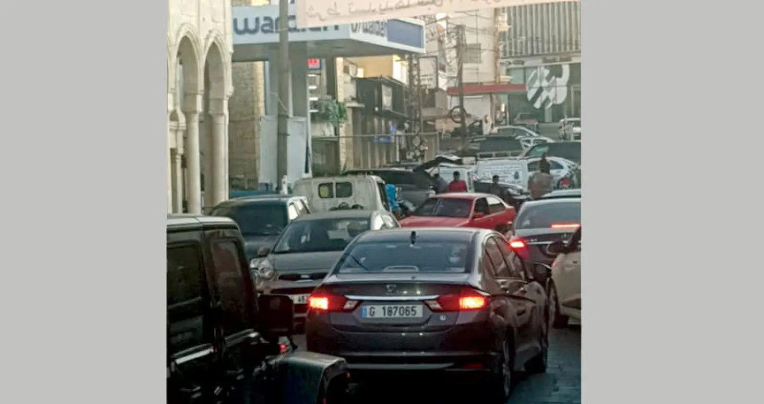 الازدحام أمام إحدى محطات البنزين أمس (الوكالة الوطنية)