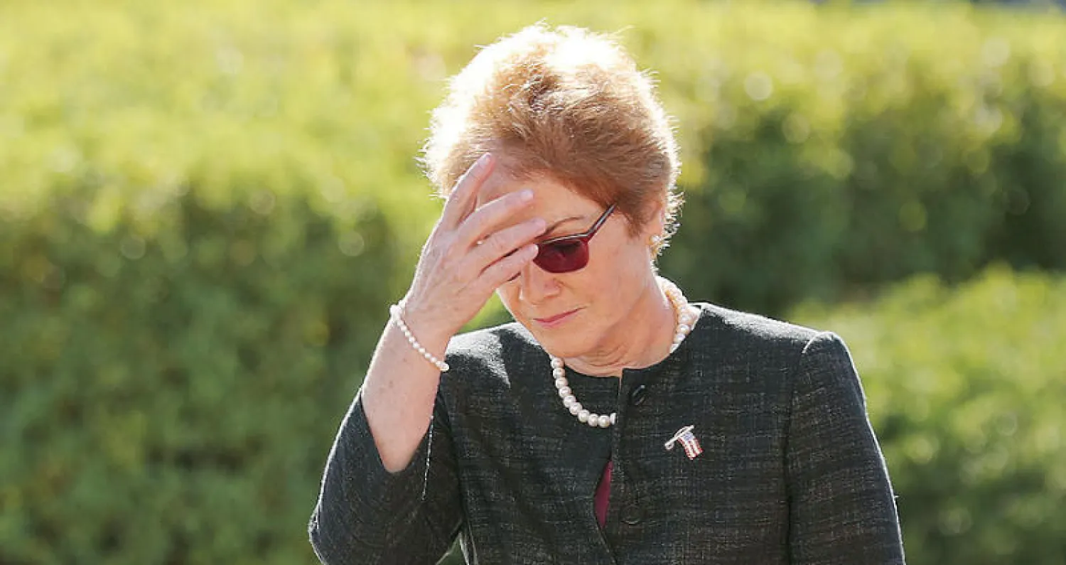 ماري يوفانوفيتش السفيرة الأميركية السابقة لدى أوكرانيا في طريقها للمثول  أمام لجنة الاستخبارات والعلاقات الخارجية في جلسة مغلقة (أ.ف.ب)