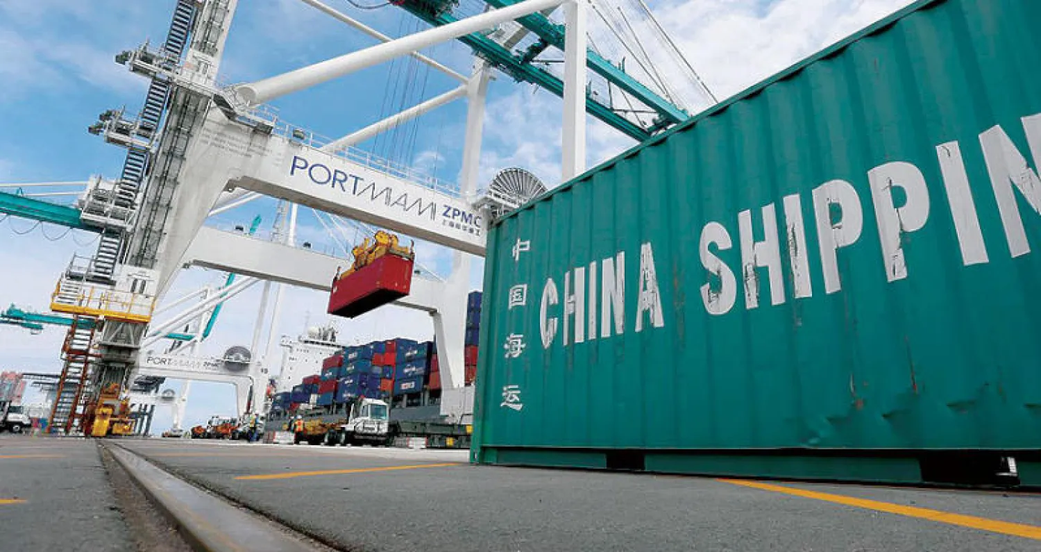 تفريغ سفينة باستخدام رافعات بميناء في ميامي (رويترز)