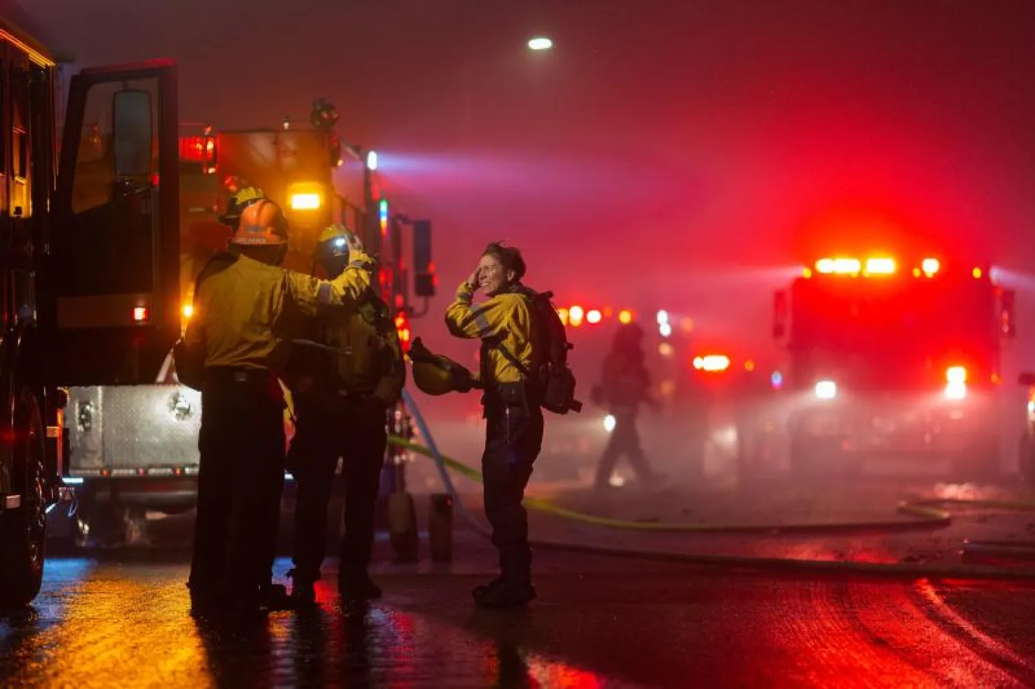 إطفائيون يشاركون في مكافحة النيران (أ.ف.ب)