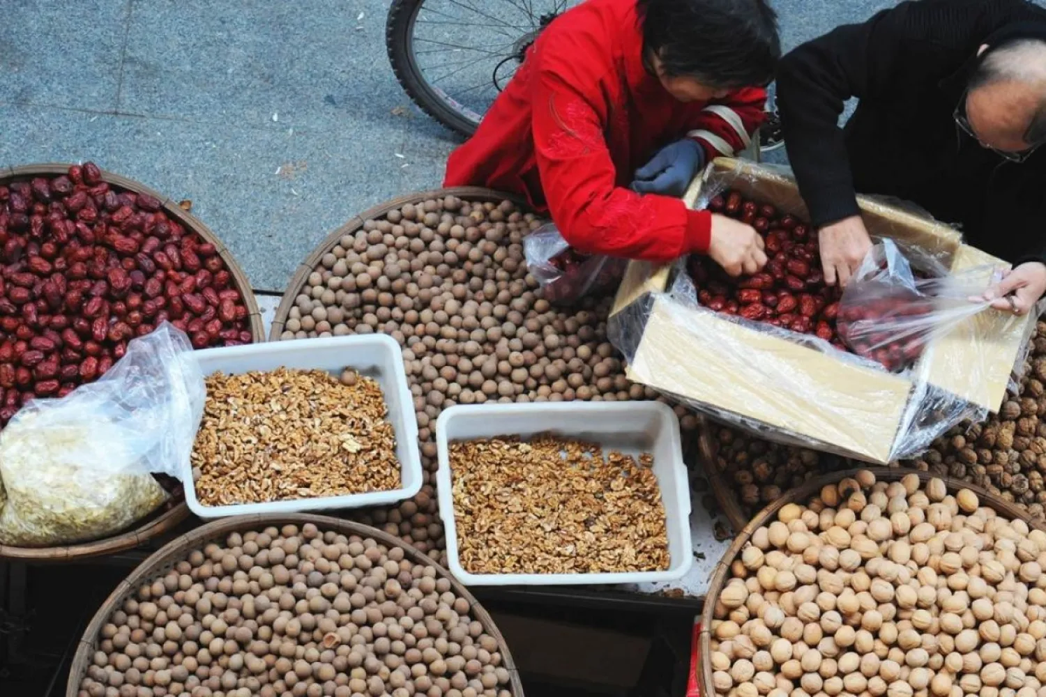 Customers pick dried dates at a dried fruit and nut stall in a market in Lianyungang, Jiangsu province. Photo: AFP