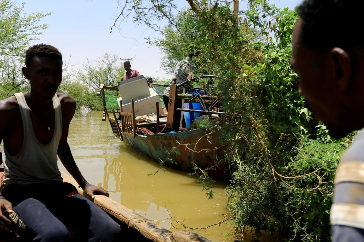 FILE PHOTO: Sudanese people use boats to carry their belongings as they paddle through the flood waters near the River Nile in Khartoum localities, Sudan September 2, 2019. REUTERS/Mohamed Nureldin Abdallah/File Photo