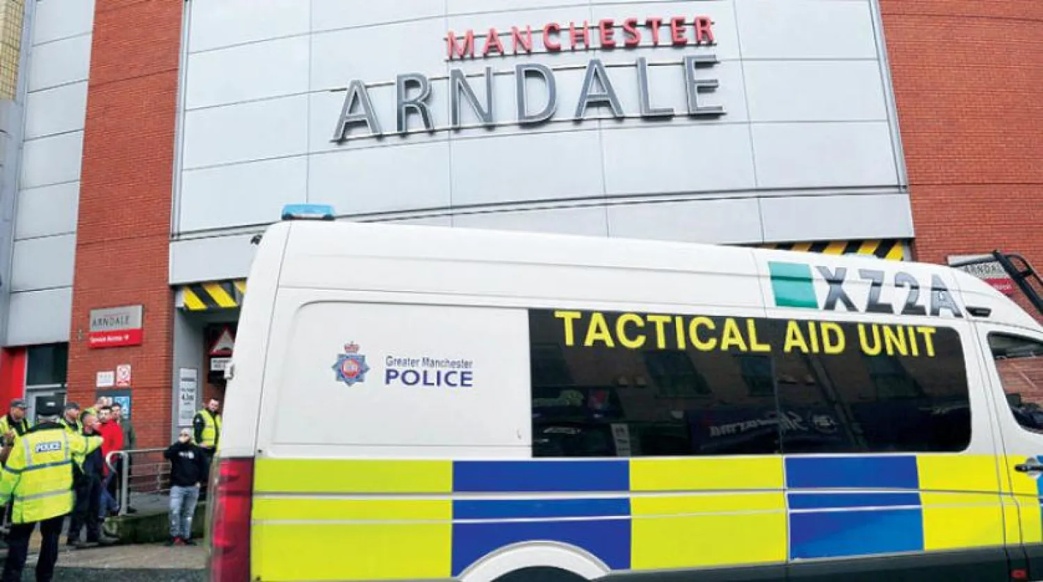 Manchester'daki Arndale Alışveriş Merkezi önünde polis ve sağlık görevlileri (EPA)