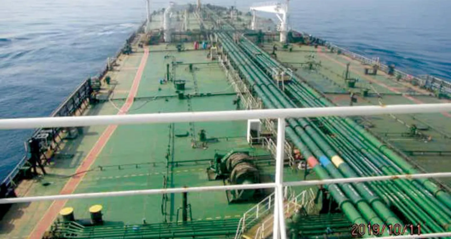 الناقلة الإيرانية «سابيتي» تسير في البحر الأحمر عقب إعلان إيران تعرضها لهجوم أول من أمس (أ.ف.ب)