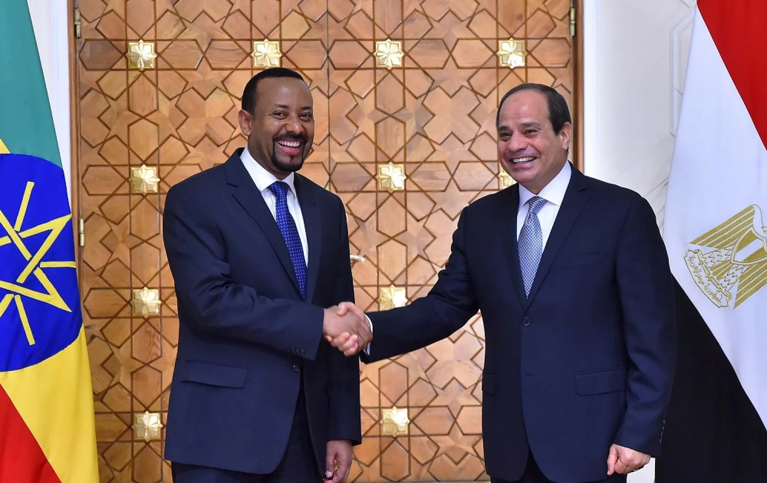 Egyptian President Abdul Fattah al-Sisi (R) shakes hands with Ethiopian Prime Minister Abiy Ahmed at the Ittihadiya presidential palace in Cairo, Egypt, June 10, 2018. (Reuters)