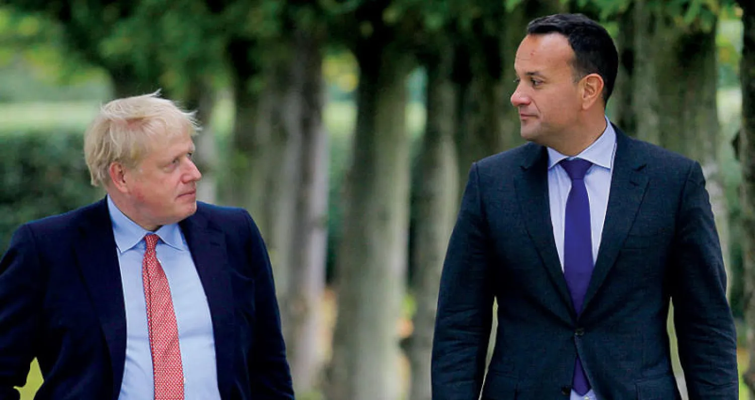 رئيسا وزراء آيرلندا (يمين) وبريطانيا قبل عقد محادثات شمال غربي لندن الخميس الماضي (أ.ف.ب)