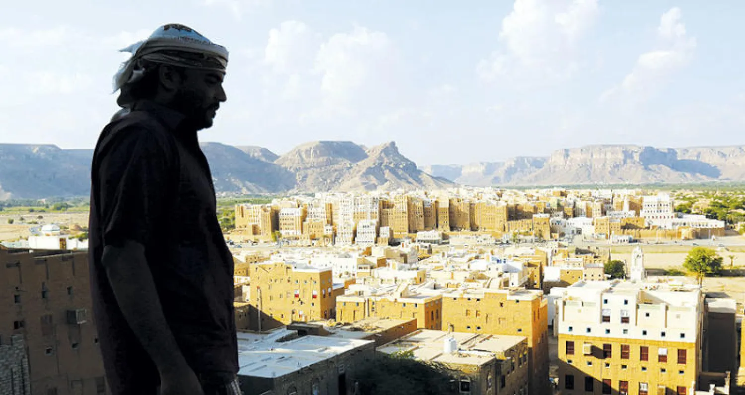 يمني قرب جانب من مدينة شبام التاريخية (إ.ب.أ)