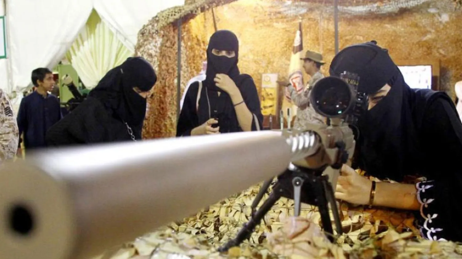 Suudi Arabistan Savunma Bakanlığı, kadınların asker olabilmesi için anne ve babanın Suudi vatandaşı olmasını şart koştu (Reuters)