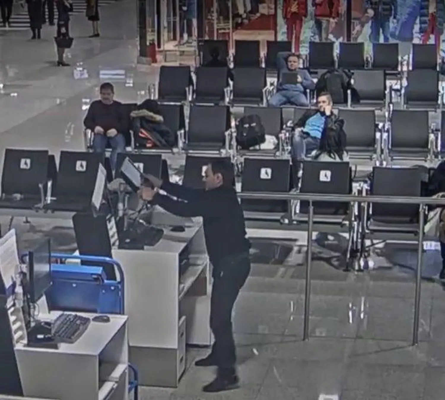 لقطة من فيديو للمسافر لحظة قيامه بأعمال تخريبية في المطار (يوتيوب)