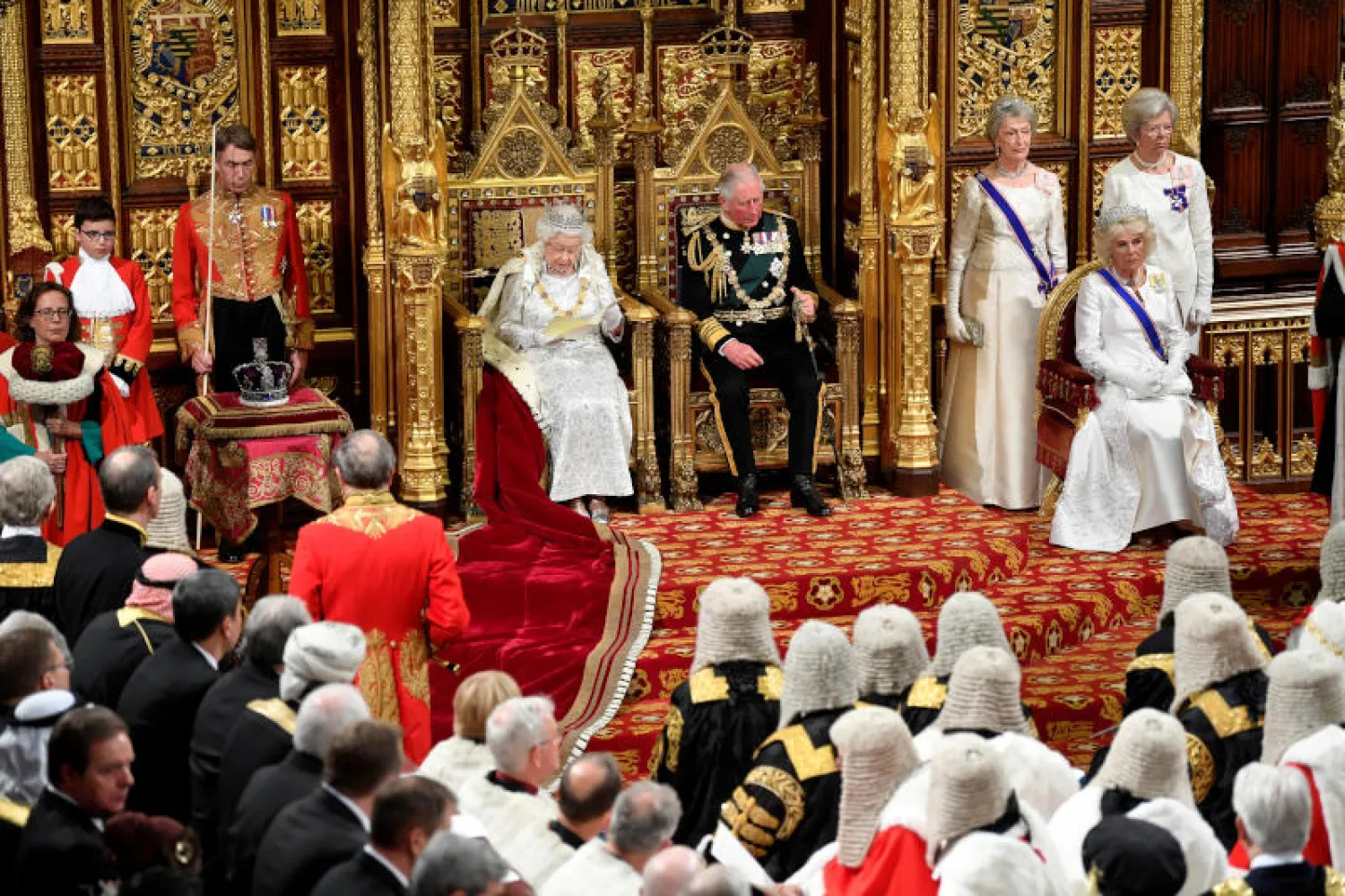 الملكة إليزابيث الثانية تقرأ رسالة افتتاح الدورة البرلمانية وإلى جانبها وليّ العهد الأمير تشارلز (رويترز)