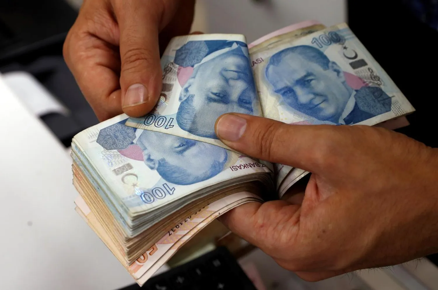 A money changer counts Turkish lira banknotes at a currency exchange office in Istanbul, Turkey August 2, 2018. (Reuters)