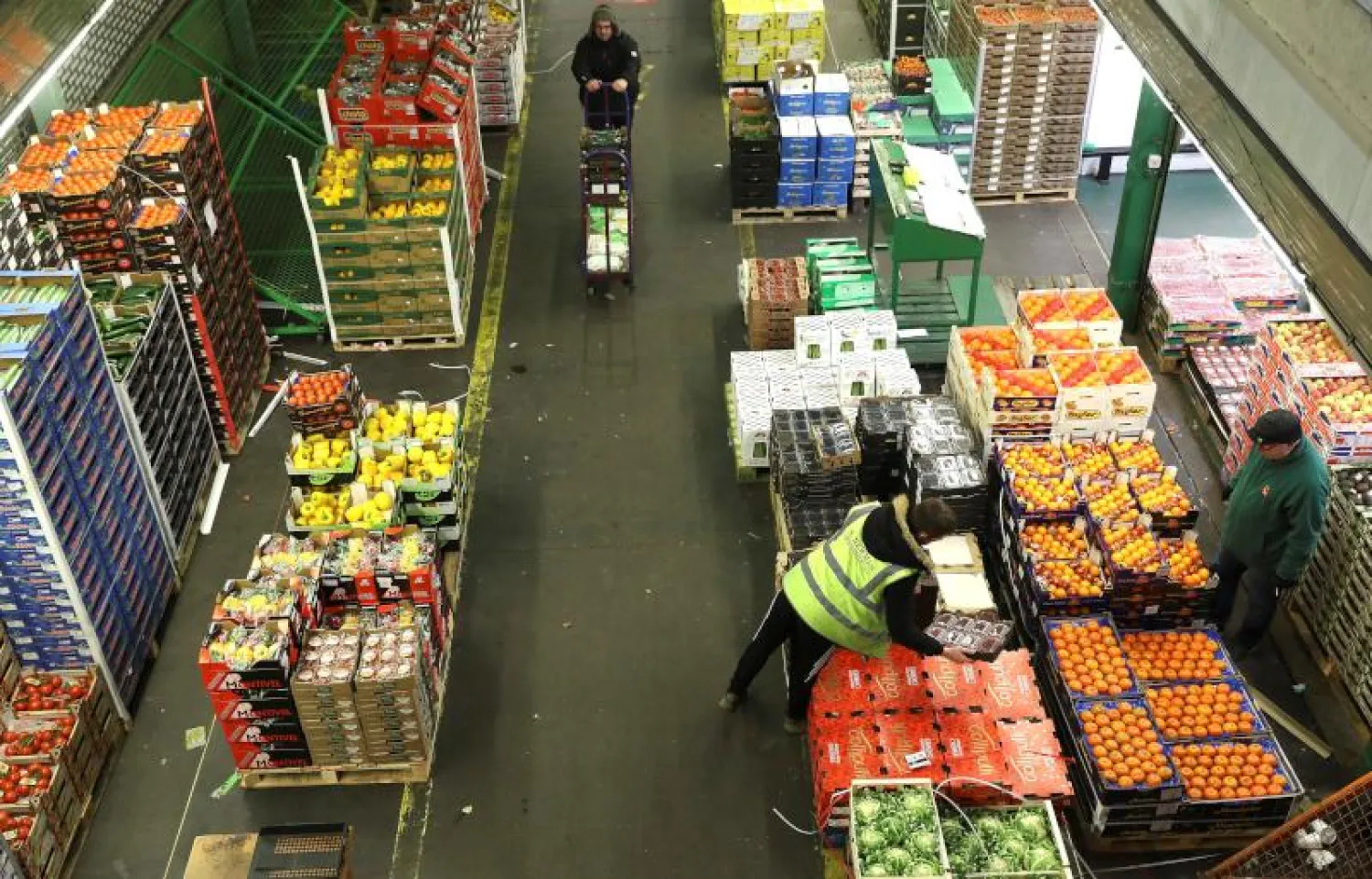 خضار وفواكه في أحد أسواق لندن (رويترز)