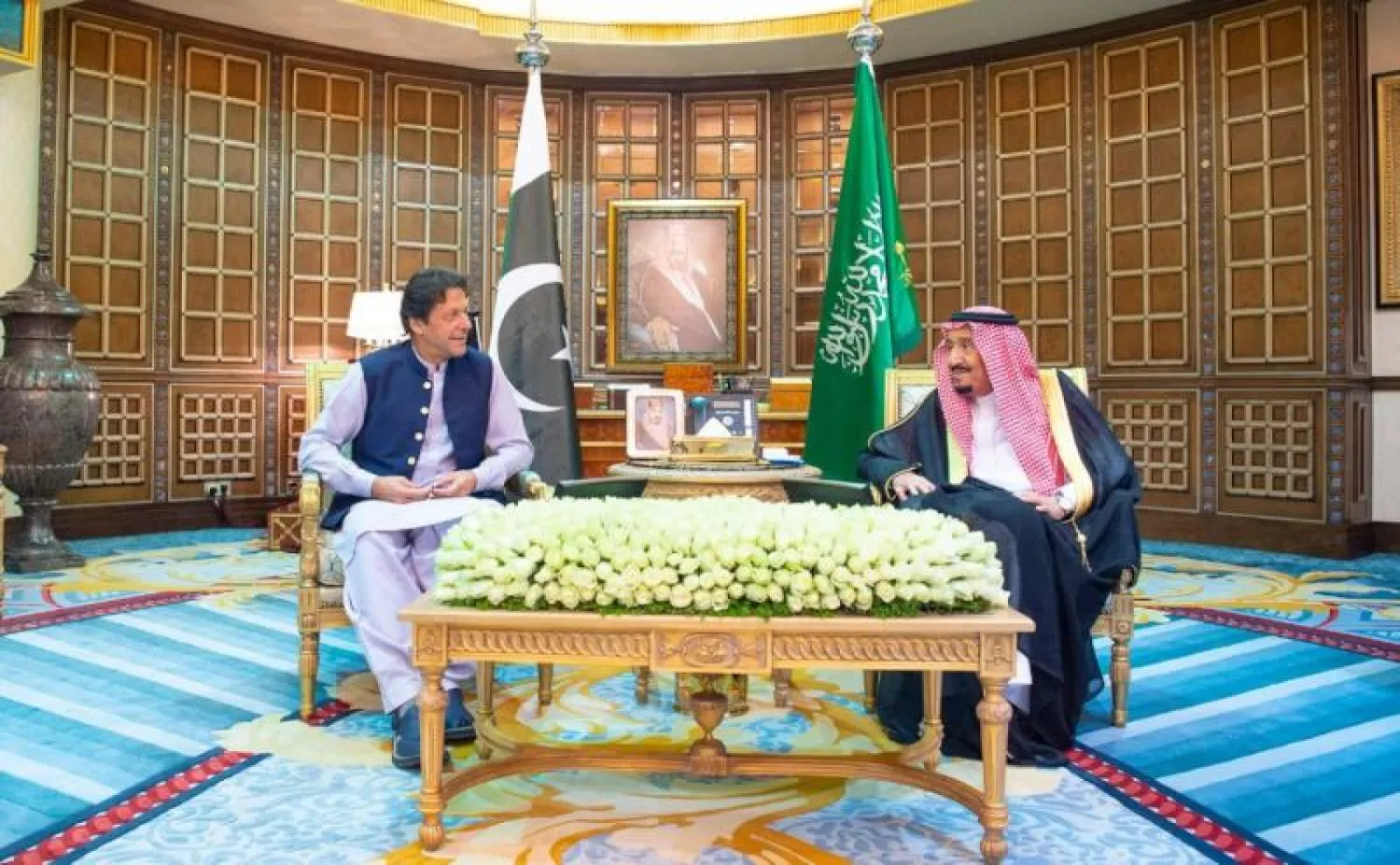 خادم الحرمين الشريفين الملك سلمان بن عبد العزيز لدى استقباله رئيس الوزراء الباكستاني عمران خان (واس)