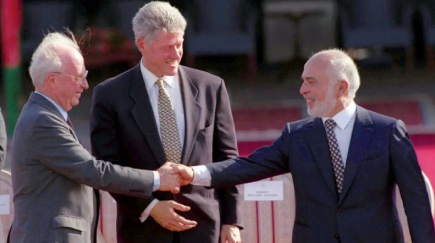 ABD’nin eski Başkanı Bill Clinton, 1994 yılında Beyaz Saray'da İsrail ile Ürdün arasındaki barış anlaşmasının imzalanması sırasında Ürdün Kralı Hüseyin ve İsrail Başbakanı Yitzhak Rabin ile birlikte (Getty Images)