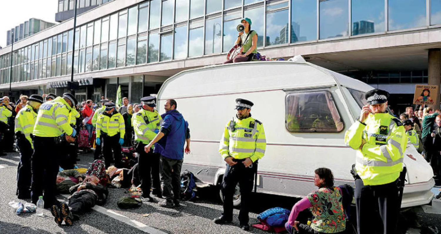 محتجو المناخ يستهدفون وزارة النقل في وسط لندن (أ.ف.ب)