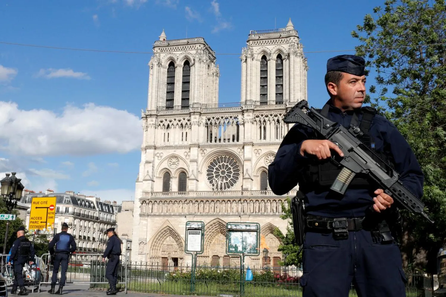 French police and gendarmes stand at the scene of a shooting incident near the Notre Dame Cathedral in Paris, France, June 6, 2017. (Reuters)