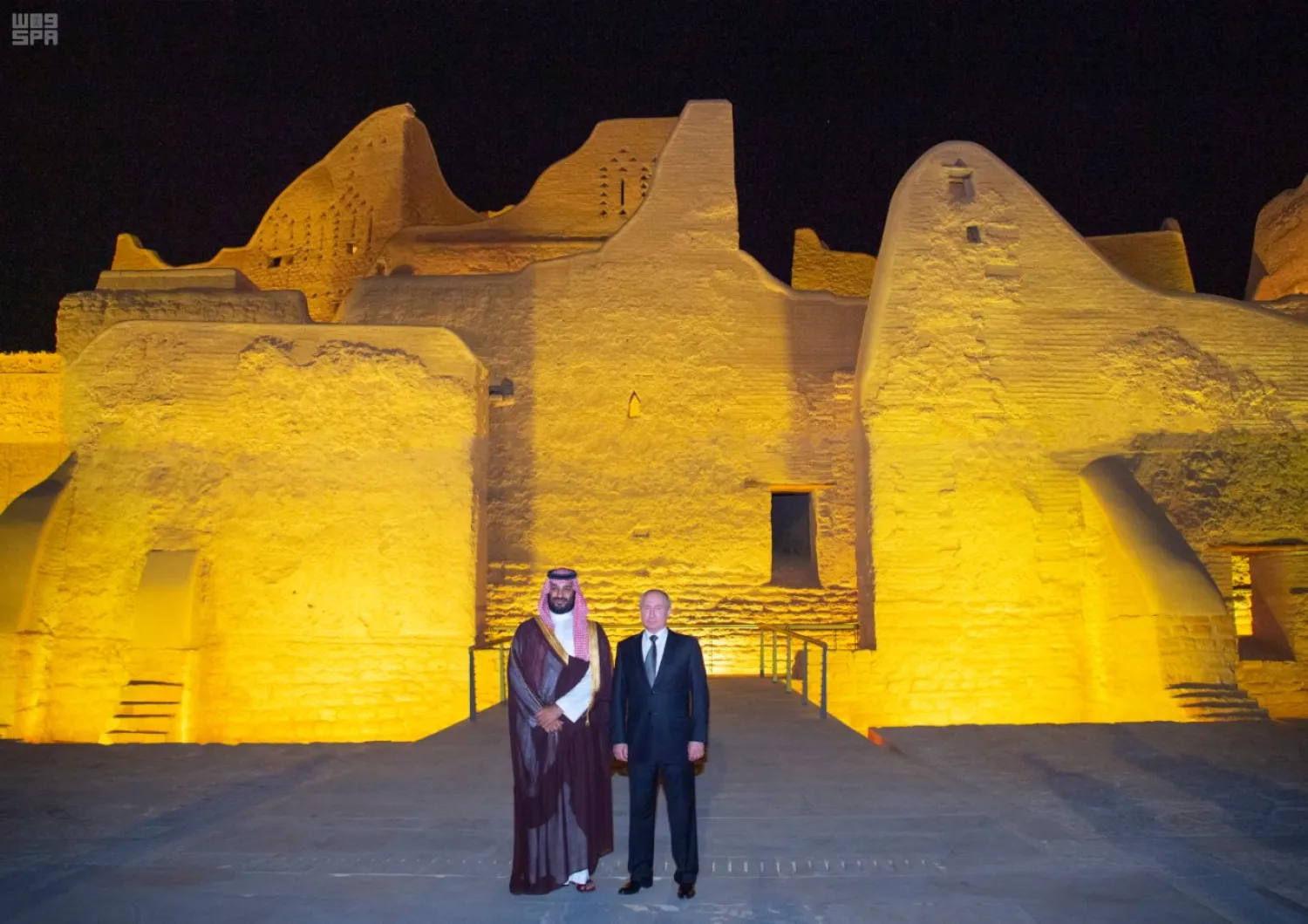 Saudi Crown Prince Mohammed bin Salman and Russian President Putin tour the al-Turaif district in Diriya. (SPA)