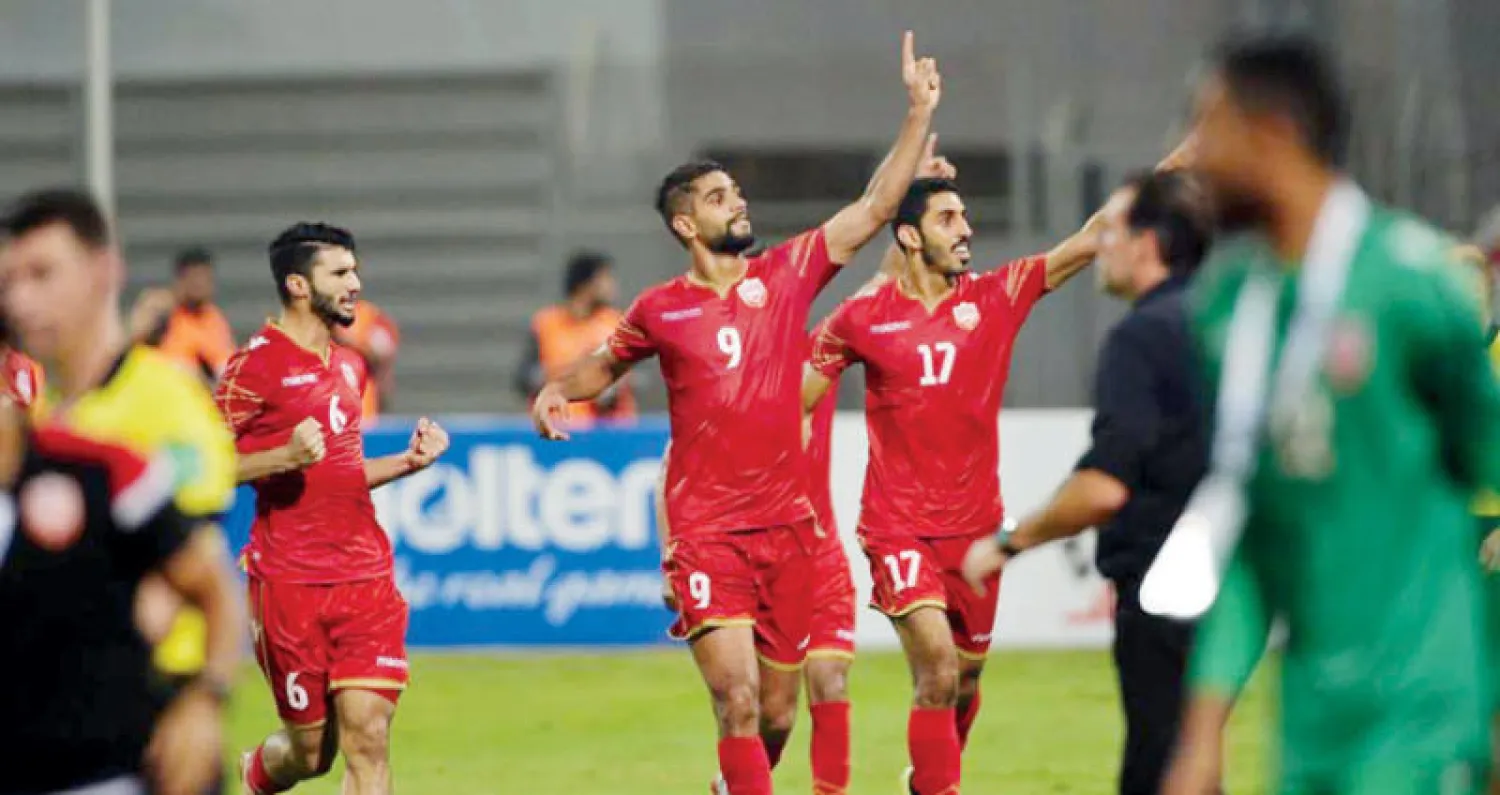لاعبو المنتخب البحريني يحتفلون بهدف الفوز أمام إيران (الشرق الأوسط)