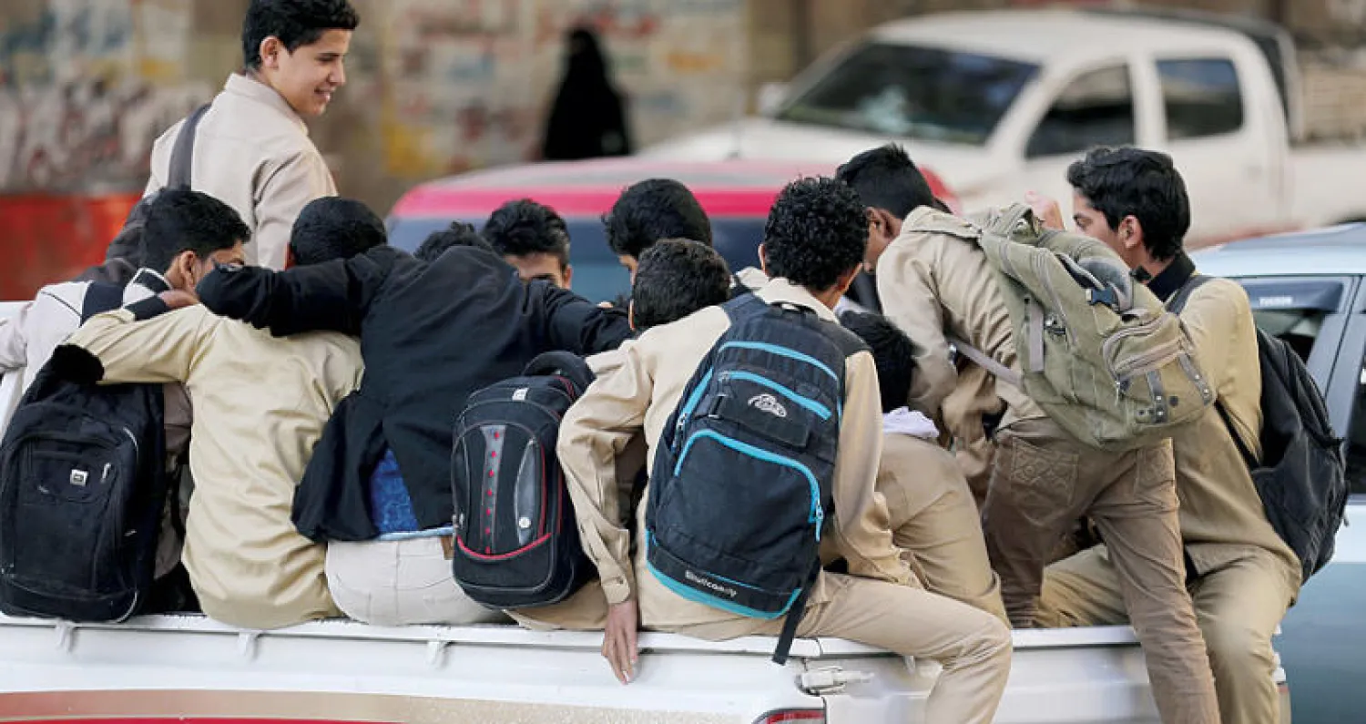 طلبة بصندوق سيارة نقل بضائع في صنعاء (رويترز)