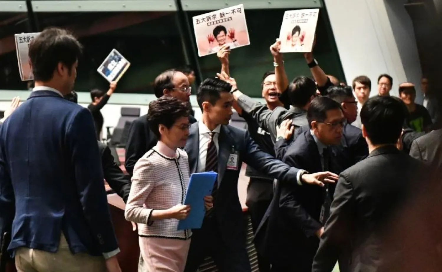 زعيمة هونغ كونغ كاري لام تغادر البرلمان بعد اعتراضات من نواب مؤيدين للاحتجاجات (أ.ف.ب)