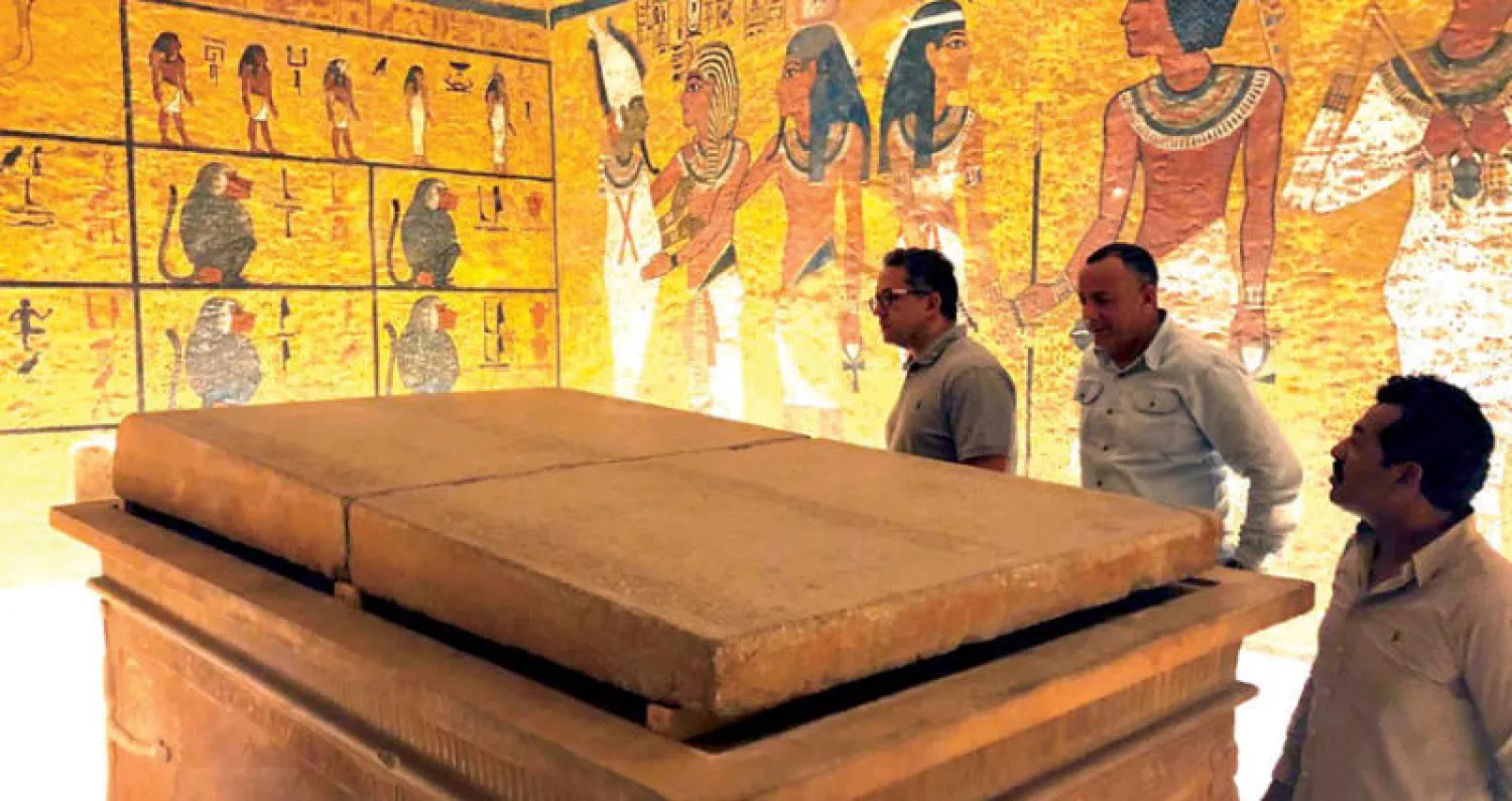التابوت الحجري بعد إعادة تركيب غطائه داخل مقبرة الفرعون الذهبي