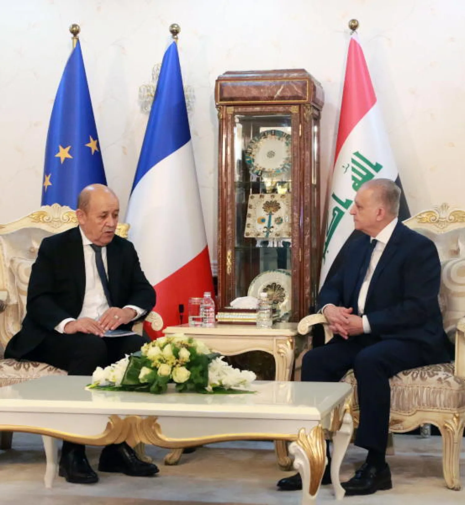 وزير الخارجية الفرنسي جان إيف لودريان خلال لقائه نظيره العراقي محمد الحكيم في بغداد (أ.ف.ب)