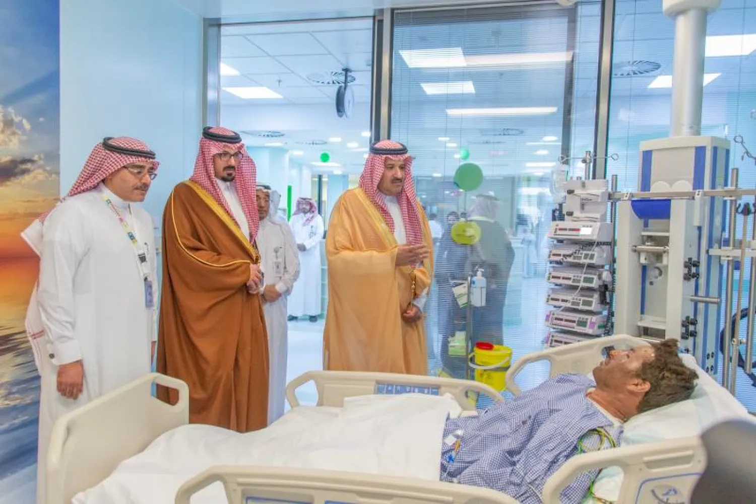 الأمير فيصل بن سلمان خلال زيارته للمصابين في المستشفى (الشرق الأوسط)
