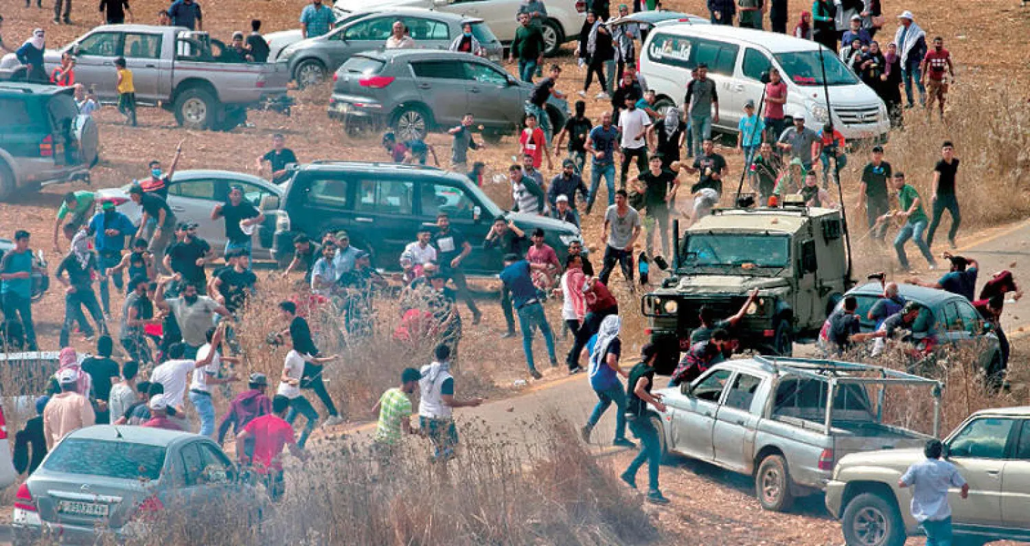 مواجهات بين فلسطينيين ورجال أمن إسرائيليين احتجاجا على إنشاء مستوطنة شمال رام الله أمس (أ.ف.ب)