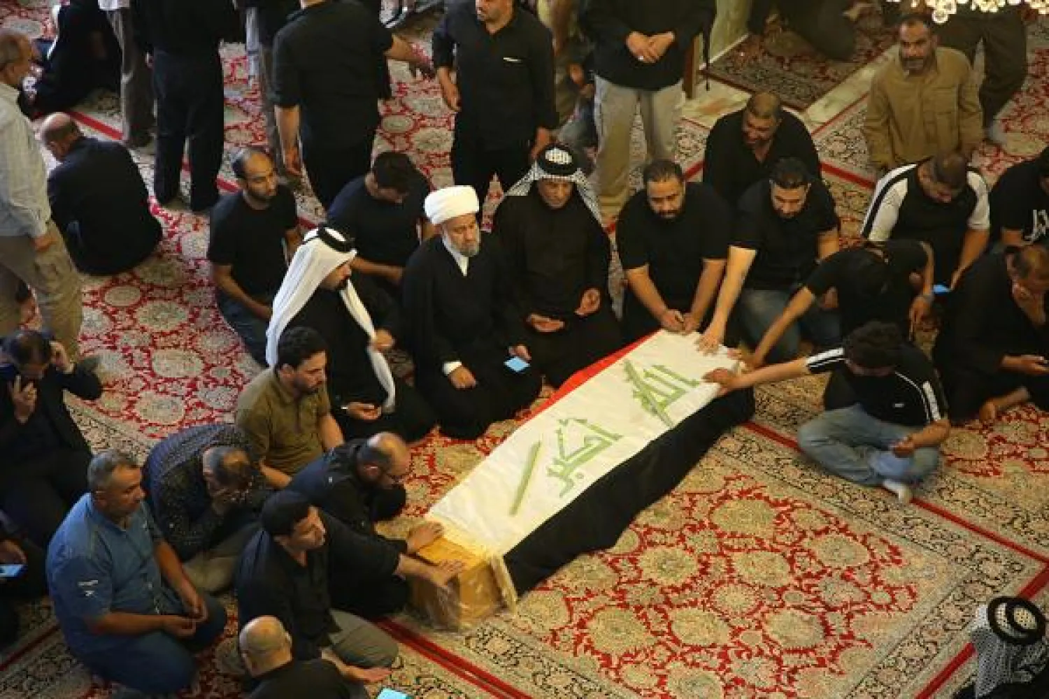 جانب من تشييع متظاهر قتل في الاحتجاجات في النجف (أ.ب)