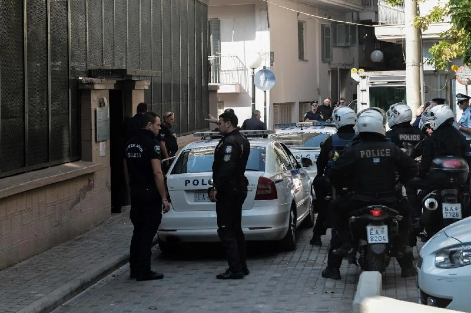 قوة من الشرطة اليونانية قرب مقر القنصلية اليونانية في سالونيك (أ.ف.ب)