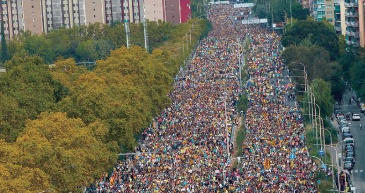 «مسيرة الحرية» في برشلونة أمس مع بداية الإضراب العام الذي دعت إليه الحركة الانفصالية (إ.ب.أ)