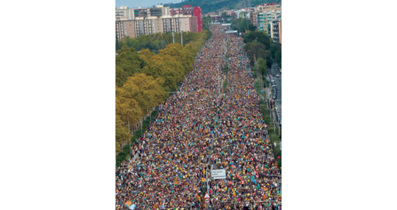 «مسيرة الحرية» في برشلونة أمس مع بداية الإضراب العام الذي دعت إليه الحركة الانفصالية (إ.ب.أ)