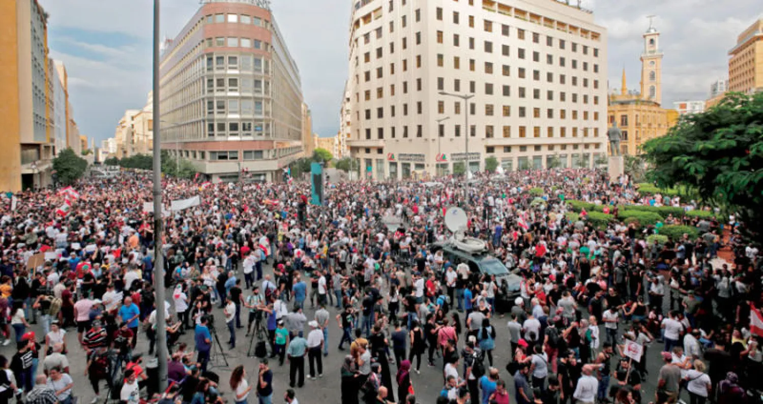 حشد من المحتجين في ساحة رياض الصلح بوسط بيروت أمس (أ.ف.ب)
