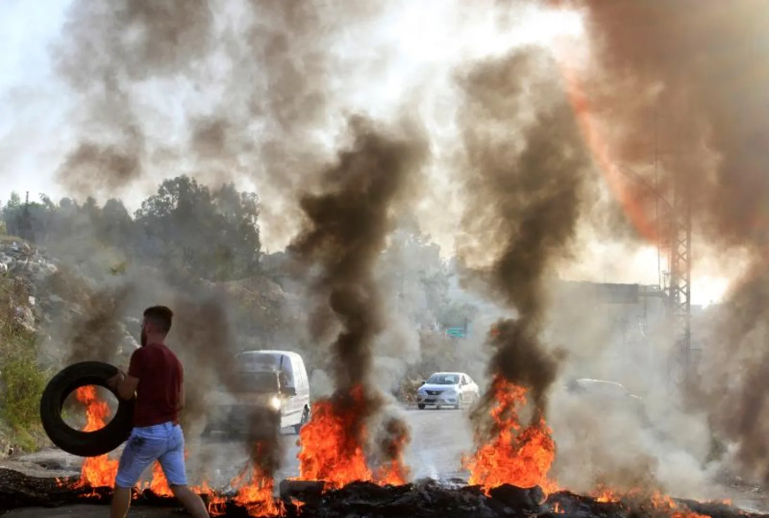 حرق إطارات على طريق سريع في بلدة عدلون الجنوبية (أ.ف.ب)