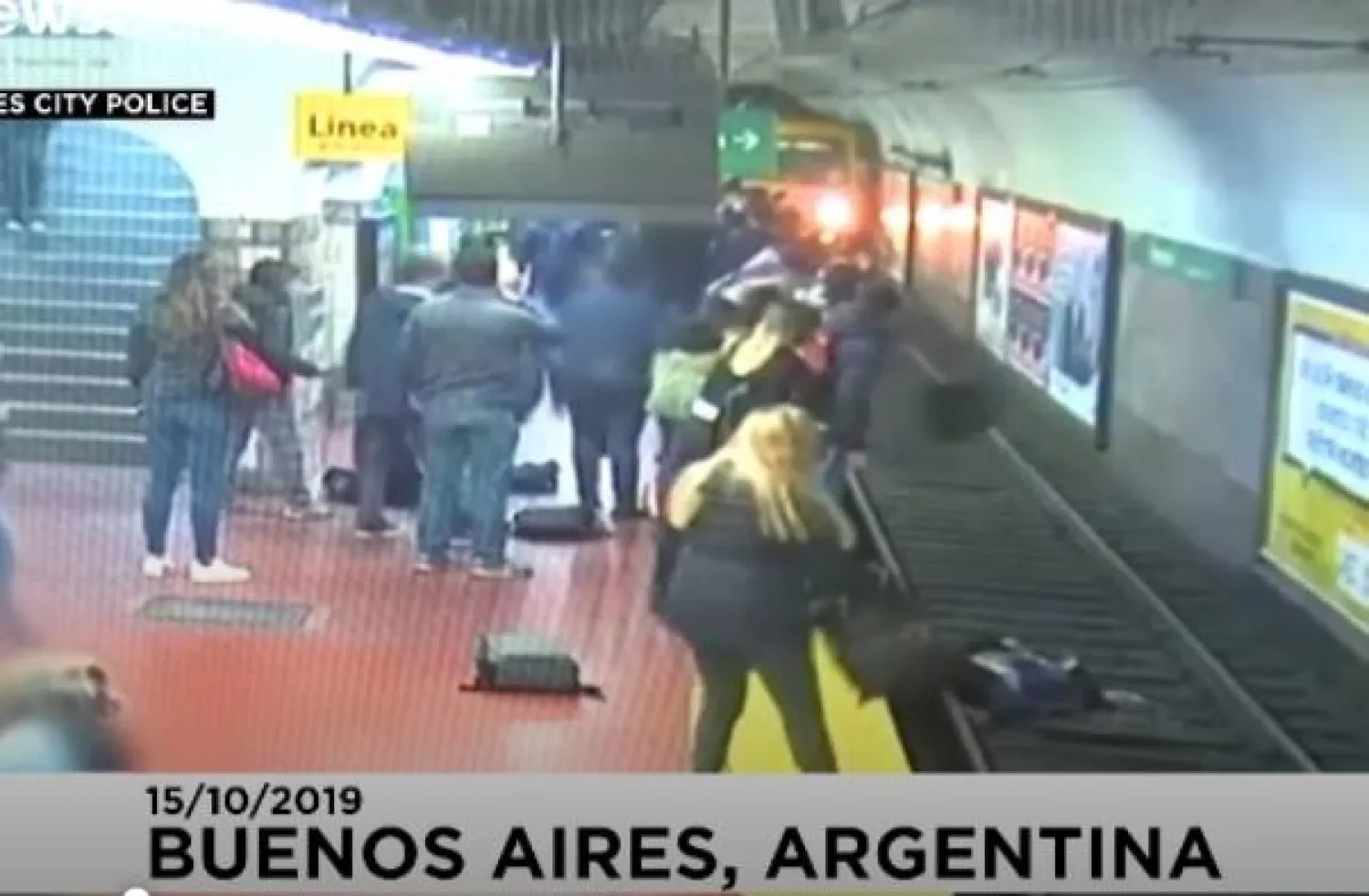 الركاب وهم يحاولون لفت انتباه سائق القطار للتوقف (يورو نيوز)